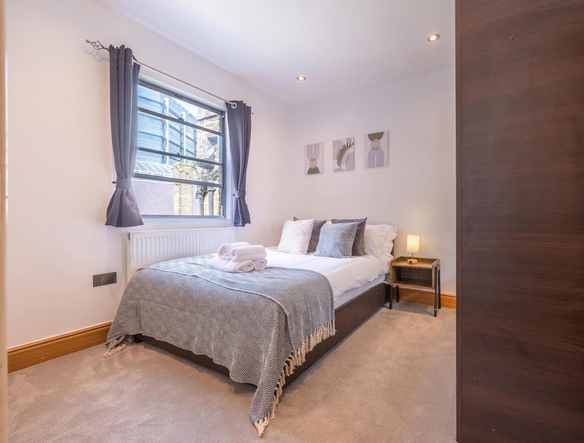Premier Liverpool Street 2 Bed Super Apartment London