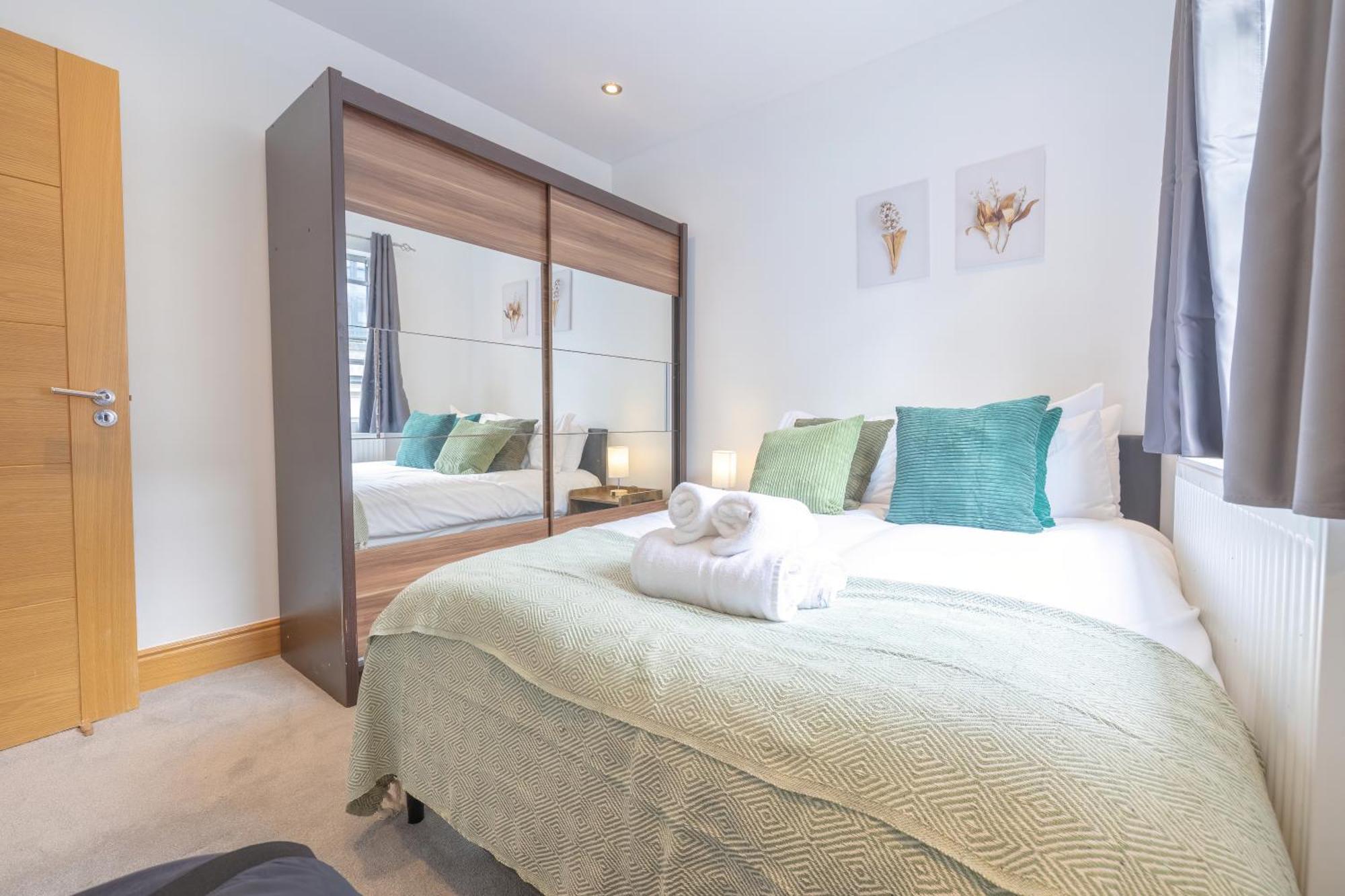 Premier Liverpool Street 2 Bed Super Apartment London